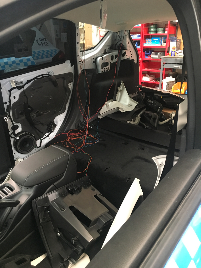 EL TRABAJO DE TRANSFORMACIÓN DETRÁS DE LOS COCHES DE POLICÍA