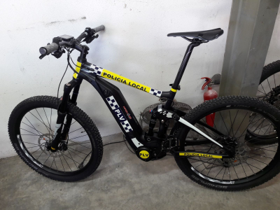 Dos bicicletas rotuladas